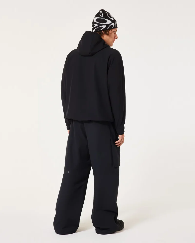 Oakley_Channel_Cargo_Pant_Blackout_03_model_tyl