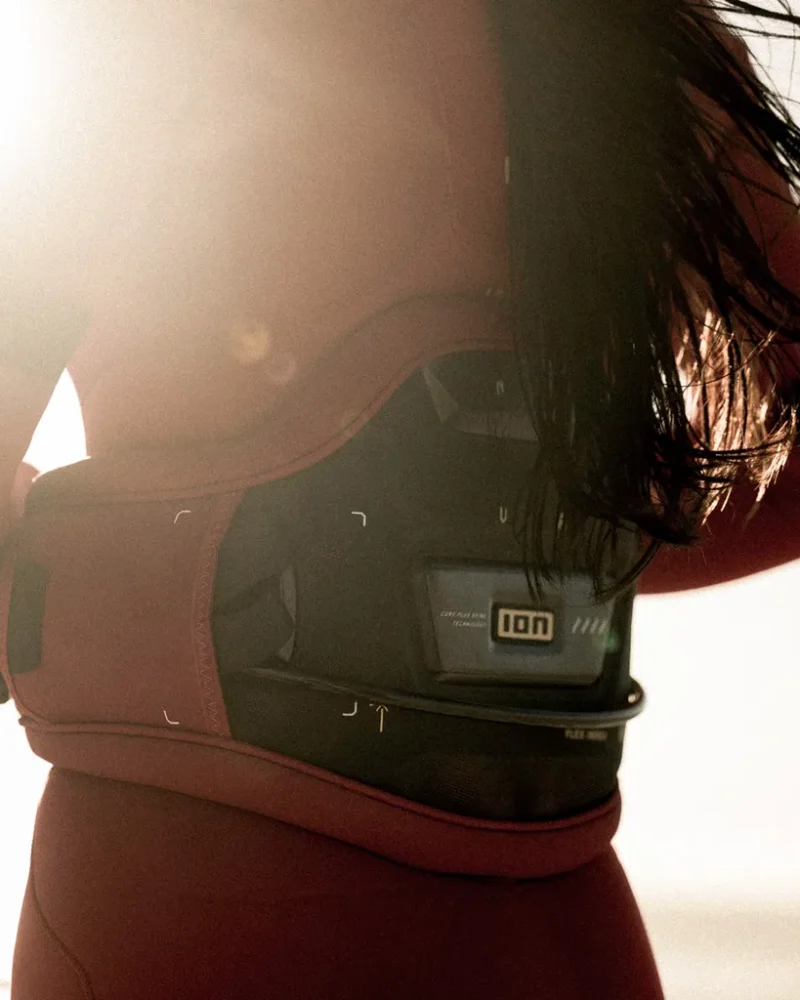 SS25__0000s_0078_48253-4727-ION-Kite-Harness-Women-Nova-Scarlet-Red